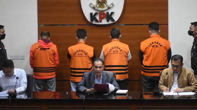 Wakil Ketua KPK Nurul Ghufron (tengah) memberikan keterangan pers terkait penetapan dan penahanan tersangka Wali Kota Bandung Yana Mulyana (keempat kanan) pasca terjaring OTT di Gedung Merah Putih KPK, Jakarta, Minggu (16/4/2023). [ANTARA FOTO/Indrianto Eko Suwarso/pras]