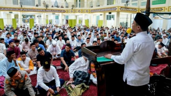 Gubernur Sulsel Andi Sudirman Salat Tarawih Berjamaah di Masjid Agung Takalar