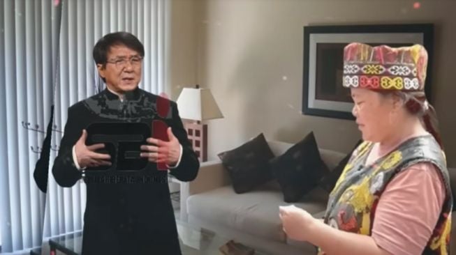 CEK FAKTA: Jackie Chan Mendadak Datangi Ibu Dayak Minta Diobati Gegara Patah Tulang