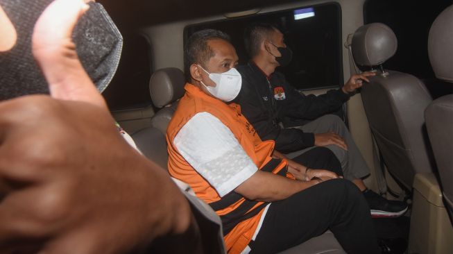 Wali Kota Bandung Yana Mulyana (tengah) berada di dalam mobil tahanan usai ditetapkan sebagai tersangka pasca terjaring OTT di Gedung Merah Putih KPK, Jakarta, Minggu (16/4/2023). [ANTARA FOTO/Indrianto Eko Suwarso/pras]