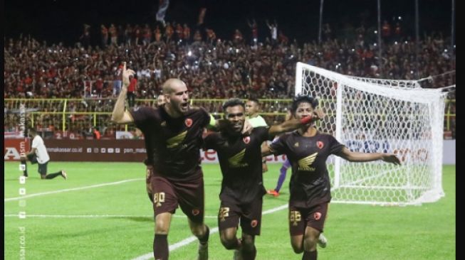 Para pemain PSM Makassar merayaknan gol ke gawang Borneo FC pada laga BRI Liga 1 di Stadion BJ Habibie, Parepare, Minggu (16/4/2023) malam WIB. [dok. PSM]