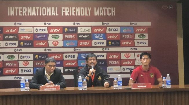 Indra Sjafri (tengah) dalam sesi konferensi pers seusai pertandingan timnas Lebanon U-22 melawan timnas Indonesia U-22 di Stadion Gelora Bung Karno pada Minggu malam. (ANTARA/Zaro Ezza Syachniar)