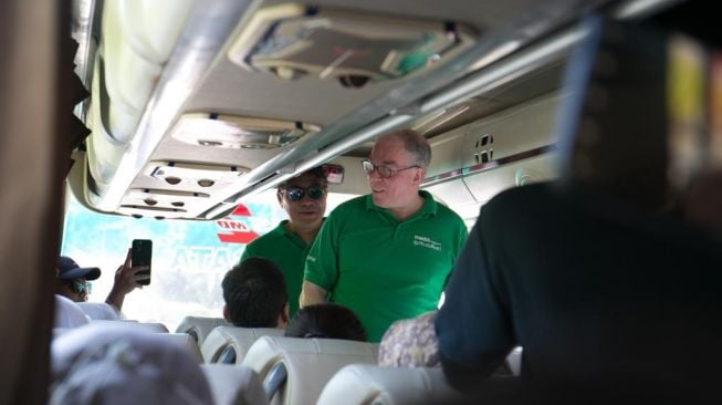 Terry O'Connor, CEO Matahari, saat memantau peserta "Mudik Bersama Matahari" dalam bus di lokasi keberangkatan di Wisma Aldiron, Pancoran, Jakarta Selatan pada Sabtu (15/4/2023) pagi. (Foto: Dok. Matahari)