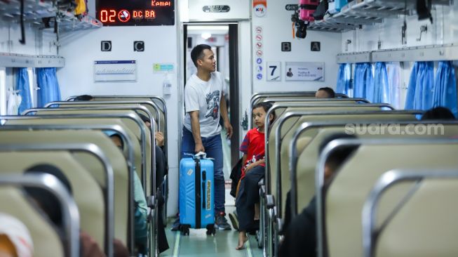 Penumpang menaiki Kereta Api di Stasiun Pasar Senen, Jakarta Pusat, Senin (17/4/2023). [Suara.com/Alfian Winanto]