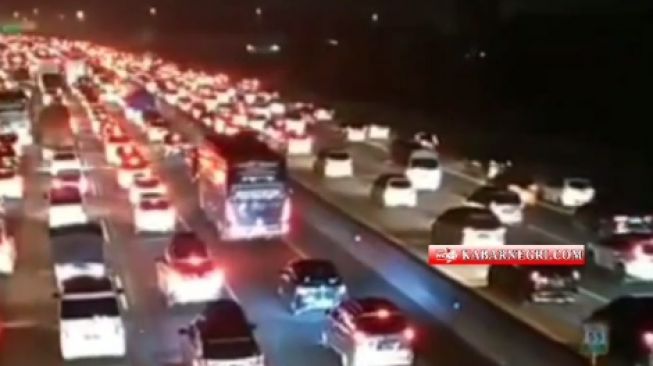 Pantauan Arus Mudik Lebaran 2023, Kepadatan Kendaraan Mulai Terjadi di Tol Jakarta Cikampek Malam Ini