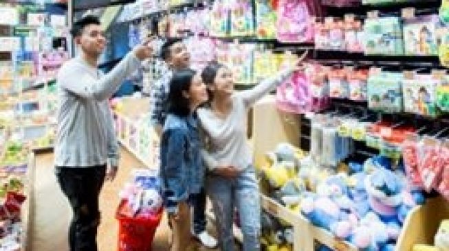 Toko suvenir yang berbeda ditawarkan oleh Timezone, dimana pengunjung dapat memilih langsung layaknya di convenience store.