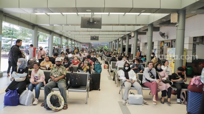 Penumpang bersiap menunggu keberangkatan Kereta Api di Stasiun Pasar Senen, Jakarta Pusat, Senin (17/4/2023). [Suara.com/Alfian Winanto]