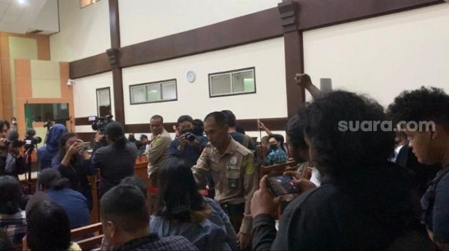 Pengunjung mendadak teriak saat sidang kasus Lord Luhut dengan terdakwa Fatia di PN Jakarta Timur. (Suara.com/Rakha)