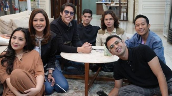 Maia Estianty dan Al El Dul bersama pemandu acara Saurans. (Instagram/ elelrumi)