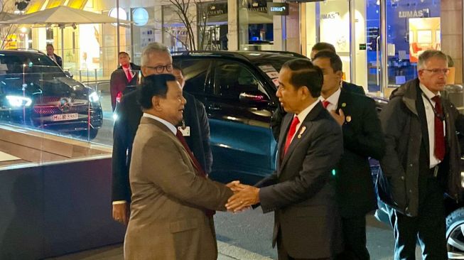 Presiden Joko Widodo atau Jokowi dan Menteri Pertahanan Prabowo Subianto saat menghadiri pameran industri terbesar dunia, Hannover Messe 2023 di Hannover Congress Centrum, Hannover, Jerman, Senin (17/4/2023).(Dok. Tim Prabowo Subianto)