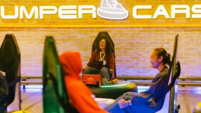 Menikmati Spin Bumper Cars yang bisa berputar 360 derajat membuat hidup “Jadi Lebih Fun”. (Foto: Dok. Timezone)