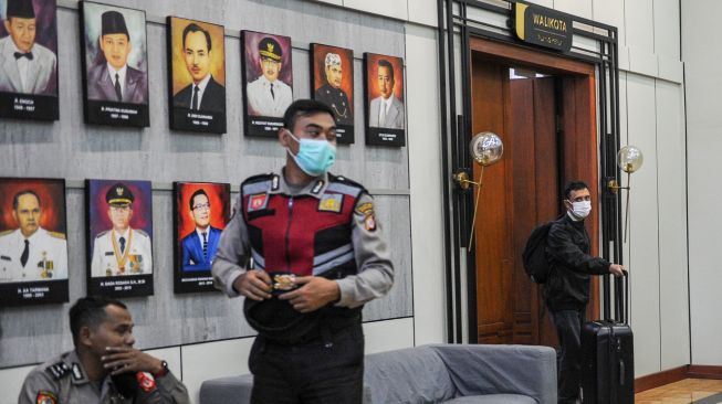 Petugas Komisi Pemberantasan Korupsi (KPK) keluar dari ruang kerja Wali Kota Bandung usai melakukan penggeledahan di Balai Kota Bandung, Jawa Barat, Senin (17/4/2023). [ANTARA FOTO/Raisan Al Farisi].