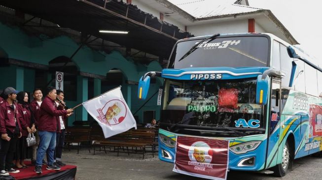 GMC Sulsel Berangkatkan Puluhan Mahasiswa Rantau Pulang ke Kampung Halaman Melalui Mudik Gratis