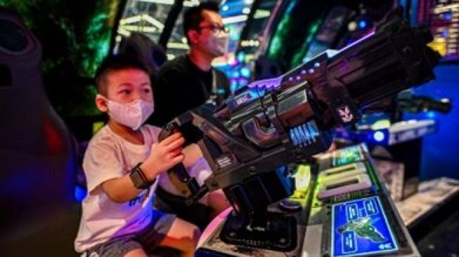 Bermain video games bersama anak bisa menjadi bounding emosi yang baik untuk orang tua. (Foto: Dok. Timezone)