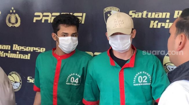 Pesinetron Hud Filbert (topi krem) diperkenalkan sebagai pelaku penyalahgunaan narkotika di Mapolres Metro Jakarta Barat, Senin (17/4/2023). [Suara.com/Adiyoga Priyambodo]