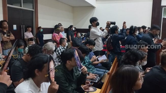 Pendukung Haris Azhar yang memenuhi bangku pengujung dalam sidang kasus Lord Luhut di PN Jakarta Timur. (Suara.com/Rakha)