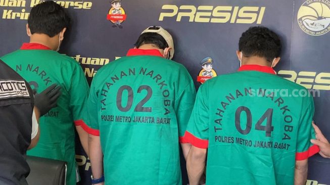 Pesinetron Hud Filbert (topi krem) diperkenalkan sebagai pelaku penyalahgunaan narkotika di Mapolres Metro Jakarta Barat, Senin (17/4/2023). [Suara.com/Adiyoga Priyambodo]