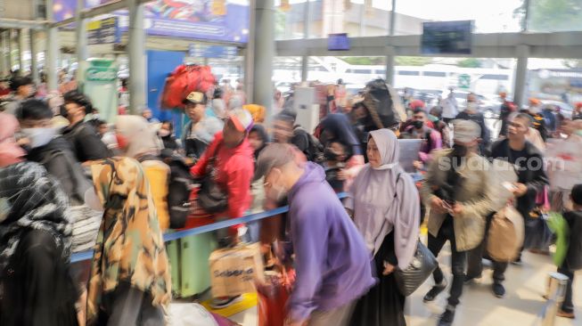 Penumpang bersiap menunggu keberangkatan Kereta Api di Stasiun Pasar Senen, Jakarta Pusat, Senin (17/4/2023). [Suara.com/Alfian Winanto]