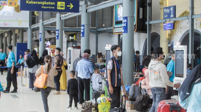 Penumpang bersiap menunggu keberangkatan Kereta Api di Stasiun Pasar Senen, Jakarta Pusat, Senin (17/4/2023). [Suara.com/Alfian Winanto]