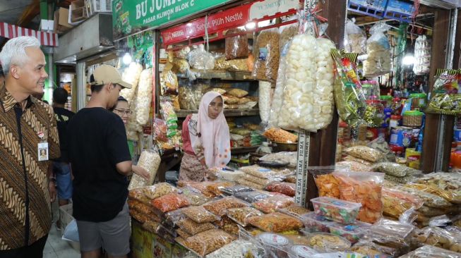 Cek Harga Kebutuhan Pokok di Pasar Kudus, Ganjar: Bapok Stabil, Penjualan Pakaian Naik dan Ekonomi Menggeliat