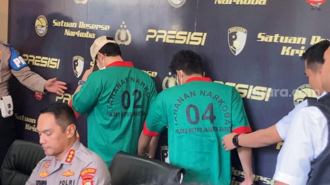 Pesinetron Hud Filbert (topi krem) diperkenalkan sebagai pelaku penyalahgunaan narkotika di Mapolres Metro Jakarta Barat, Senin (17/4/2023). [Suara.com/Adiyoga Priyambodo]