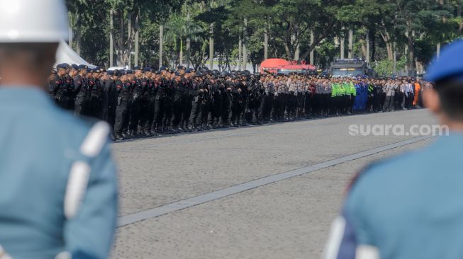 Pasukan bersiap saat Apel Gelar Pasukan Operasi Ketupat 2023 di Lapangan Monas, Jakarta Pusat, Senin (17/4/2023). [Suara.com/Alfian Winanto]