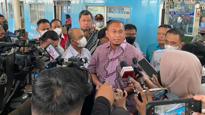 Impor Kereta Bekas Belum Jadi Solusi, Andre Rosiade Desak Stasiun Dibenahi: Kalau Nggak Masyarakat Tetep Kayak Cendol