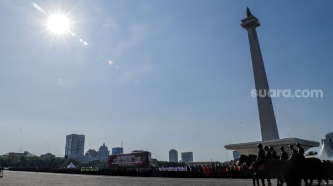 Pasukan bersiap saat Apel Gelar Pasukan Operasi Ketupat 2023 di Lapangan Monas, Jakarta Pusat, Senin (17/4/2023). [Suara.com/Alfian Winanto]