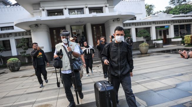 Petugas Komisi Pemberantasan Korupsi (KPK) keluar dari ruang kerja Wali Kota Bandung usai melakukan penggeledahan di Balai Kota Bandung, Jawa Barat, Senin (17/4/2023). [ANTARA FOTO/Raisan Al Farisi].