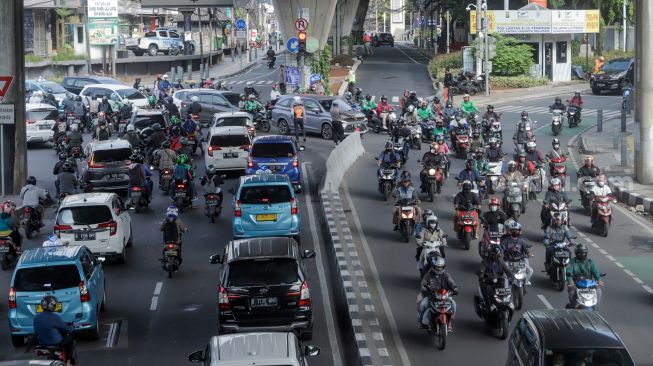 Kendaraan melintas di Simpang Santa, Jakarta Selatan, Selasa (18/4/2023). [Suara.com/Alfian Winanto]