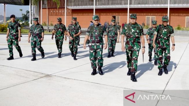 Panglima TNI Laksamana TNI Yudo Margono (dua kanan) tiba di Papua, Senin (17/4/2023). (ANTARA/HO-Pusat Penerangan TNI)