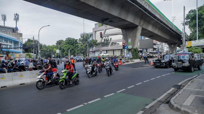 Kendaraan melintas di Simpang Santa, Jakarta Selatan, Selasa (18/4/2023). [Suara.com/Alfian Winanto]