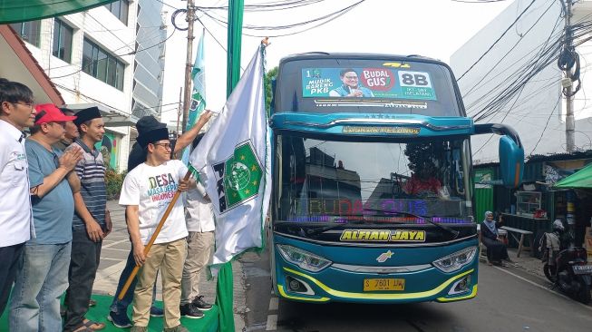 Ketua Umum DPP Partai Kebangkitan Bangsa (PKB) Abdul Muhaimin Iskandar melepas pemudik gratis bareng PKB di Kantor DPP PKB, Jakarta Pusat, Selasa (18/4/2023).