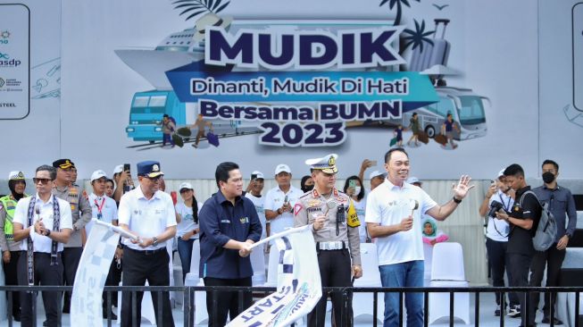 Menteri BUMN Bersama Menteri Perhubungan Lepas Ribuan Pemudik dari GBK