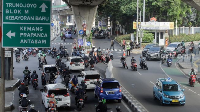 Kendaraan melintas di Simpang Santa, Jakarta Selatan, Selasa (18/4/2023). [Suara.com/Alfian Winanto]