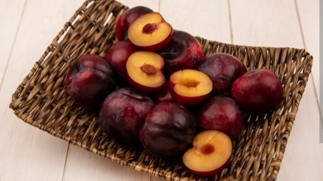 4 Khasiat Buah Plum untuk Kecantikan, Melindungi Kulit dan Cegah Penuaan!