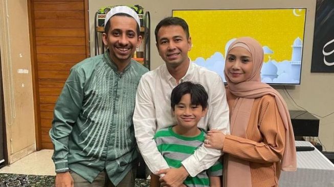 Habib Jafar bersama Rafathar, Raffi Ahmad, dan Nagita Slavina. (Instagram/@husein_hadar)