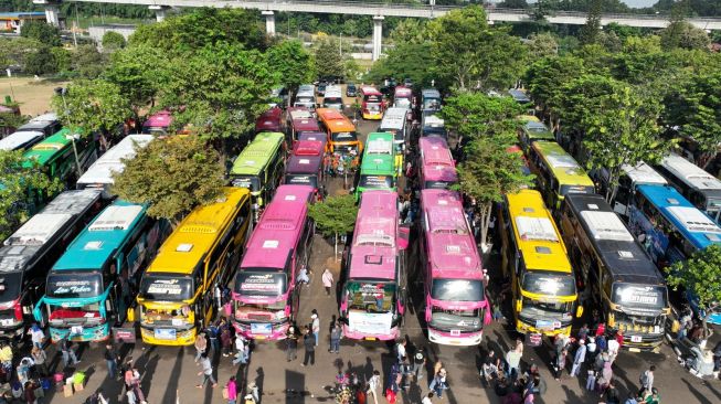 Sebanyak 10.328 warga Jateng yang sehari-hari bekerja di Jabodetabek mengikuti mudik gratis bersama yang difasilitasi oleh Pemprov Jateng.