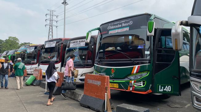 LIVE STREAMING: Gelombang Mudik di Terminal Kampung Rambutan