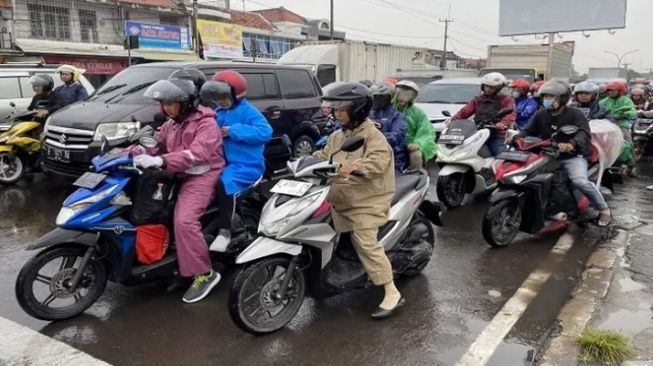 Lebaran 2024 Tinggal Hitungan Hari, Pemkab Bekasi Kebut Bersihkan Jalur Pemudik