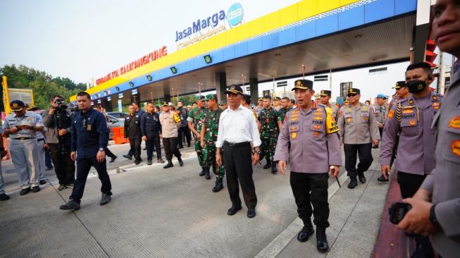 Tinjau Arus Mudik di Jawa Tengah, Kapolri: Lalu Lintas Gerbang Tol Kalikangkung Meningkat 300 Persen