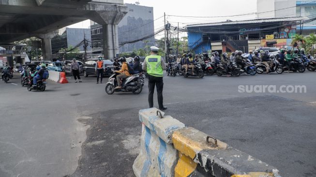 Kendaraan melintas di Simpang Santa, Jakarta Selatan, Selasa (18/4/2023). [Suara.com/Alfian Winanto]