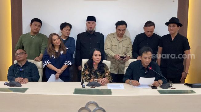 Sejumlah pencipta lagu yang tergabung dalam Komposer Bersatu mengadukan kasus royalti ke Kemenkumham, Selasa (18/4/2023). [Adiyoga Priyambodo/Suara.com]