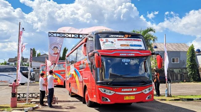 PMN Berangkatkan 400 Mahasiswa dan Pemuda Mudik Gratis Naik Bus