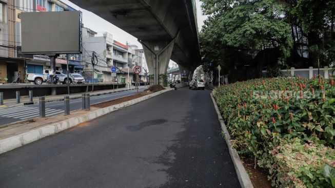 Penampakan trotoar yang telah berubah fungsi menjadi jalan raya di Simpang Santa, Jakarta Selatan, Selasa (18/4/2023). [Suara.com/Alfian Winanto]