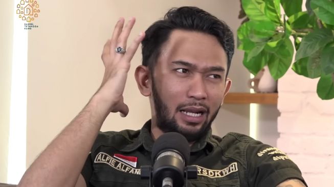 Tangkapan layar Aktor dan pendiri Bikers Dakwah Alfie Alfandy menceritakan pengalaman gelap hidupnya saat terjebak narkoba (YouTube/Daniel Mananta Network)