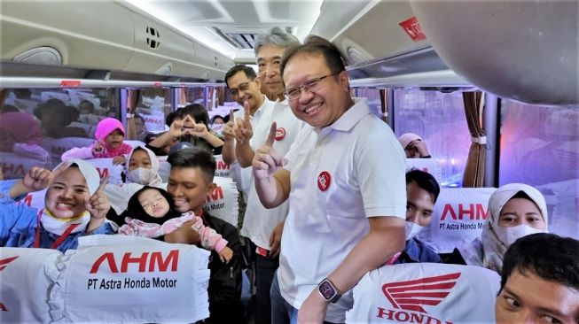 (Kiri-kanan): Direktur Sarana Transportasi Jalan Kementerian Perhubungan RI Danto Restyawan, President Director AHM Susumu Mitsuishi, dan Executive Vice President Director AHM Thomas Wijaya mengantarkan 1.409 pemudik menuju kampung halaman menggunakan 32 bus melalui program Mudik Bareng Honda 2023 pada Rabu (19/4/2023) [PT AHM]