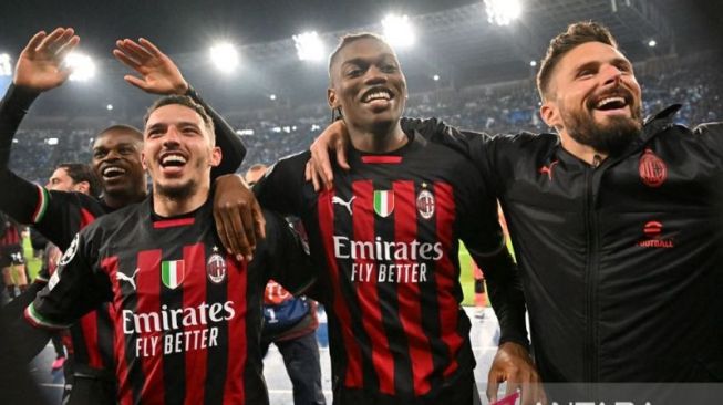 (Kiri ke Kanan) Pierre Kalulu, Ismael Bennacer, Rafael Leao dan Olivier Giroud melakukan selebrasi setelah AC Milan sukses melaju ke semifinal Liga Champions setelah menyingkirkan Napoli di perempat final dengan agregat 2-1 pada 18 April 2023. ANTARA/AFP/Alberto PIZZOLI