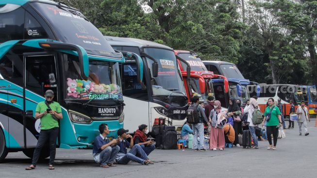 Sejumlah pemudik menunggu kedatangan bus di Terminal Kampung Rambutan, Jakarta Timur, Rabu (19/4/2023). [Suara.com/Alfian Winanto]