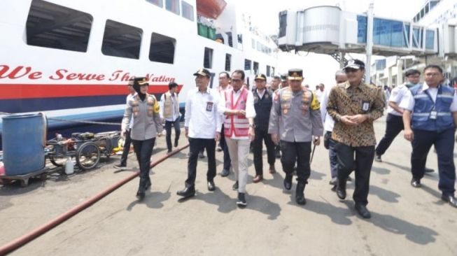 Cek Pelabuhan Tanjung Perak, Kapolri: Ada Kenaikan Jumlah Pemudik Sampai 15 Persen